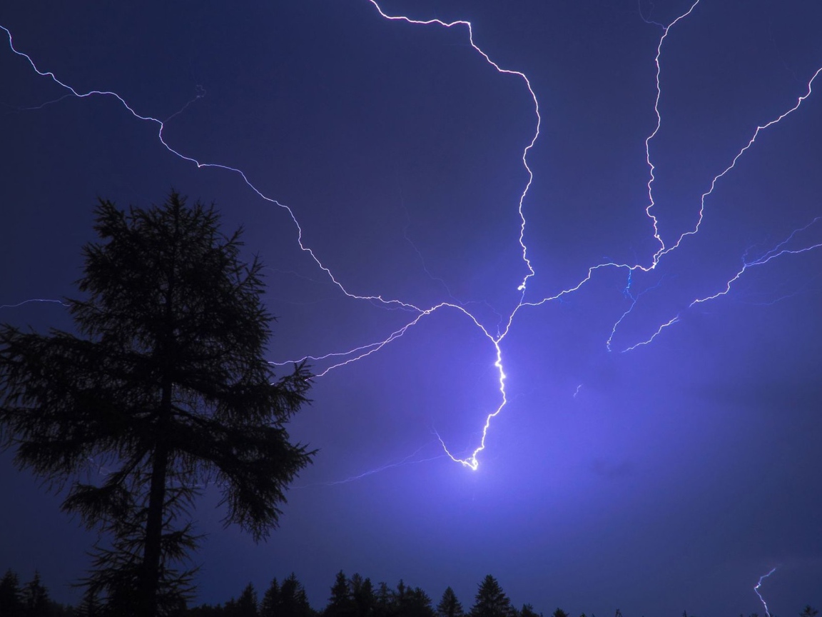 Молния в ночном небе