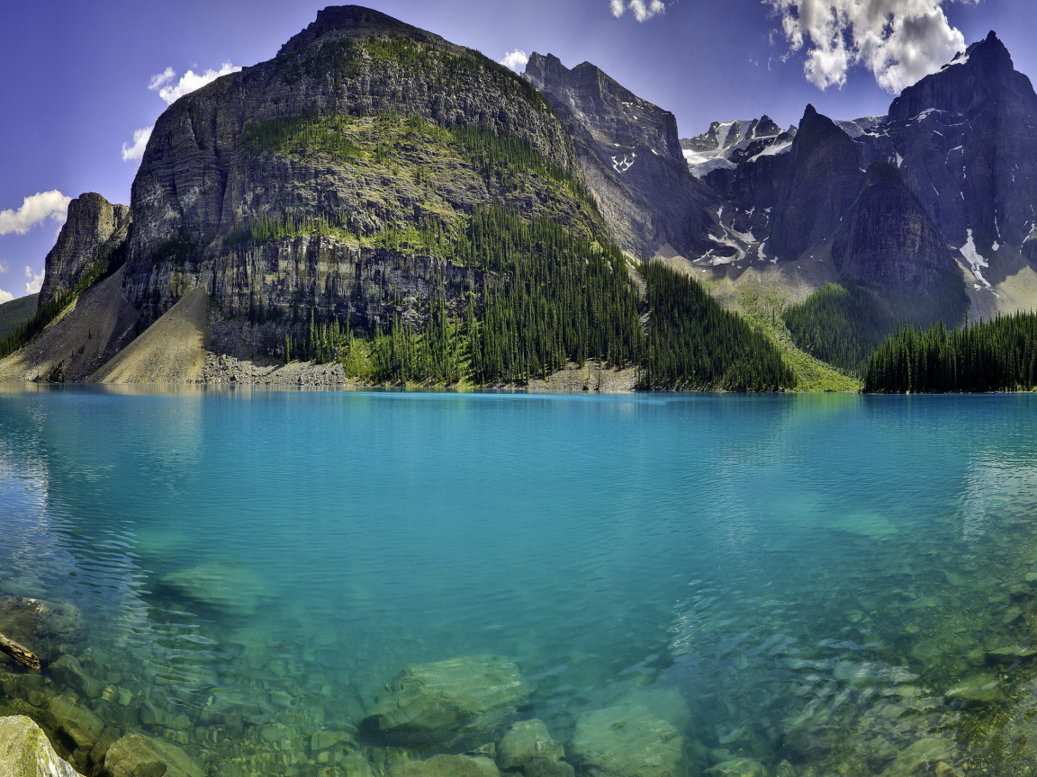 Чистое озеро у подножия