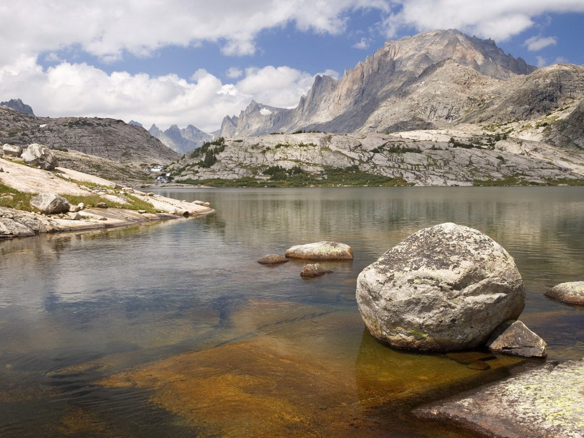 Река среди горных вершин