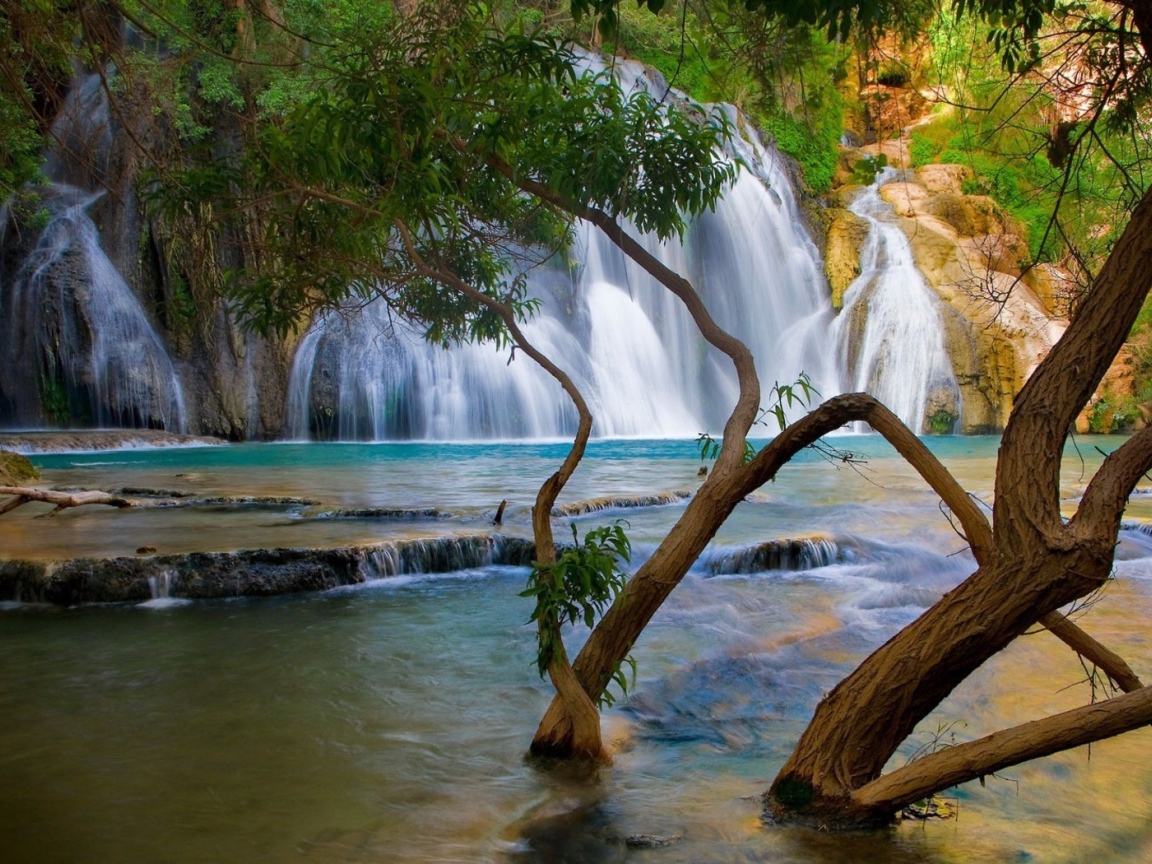 У подножия водопада