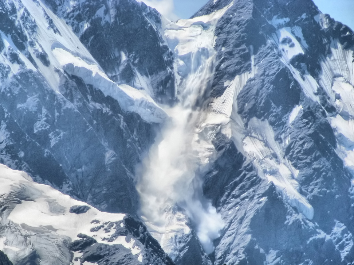 Сход снега с гор