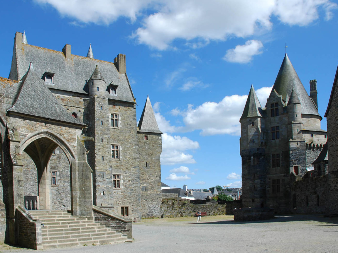 Старинный каменный замок