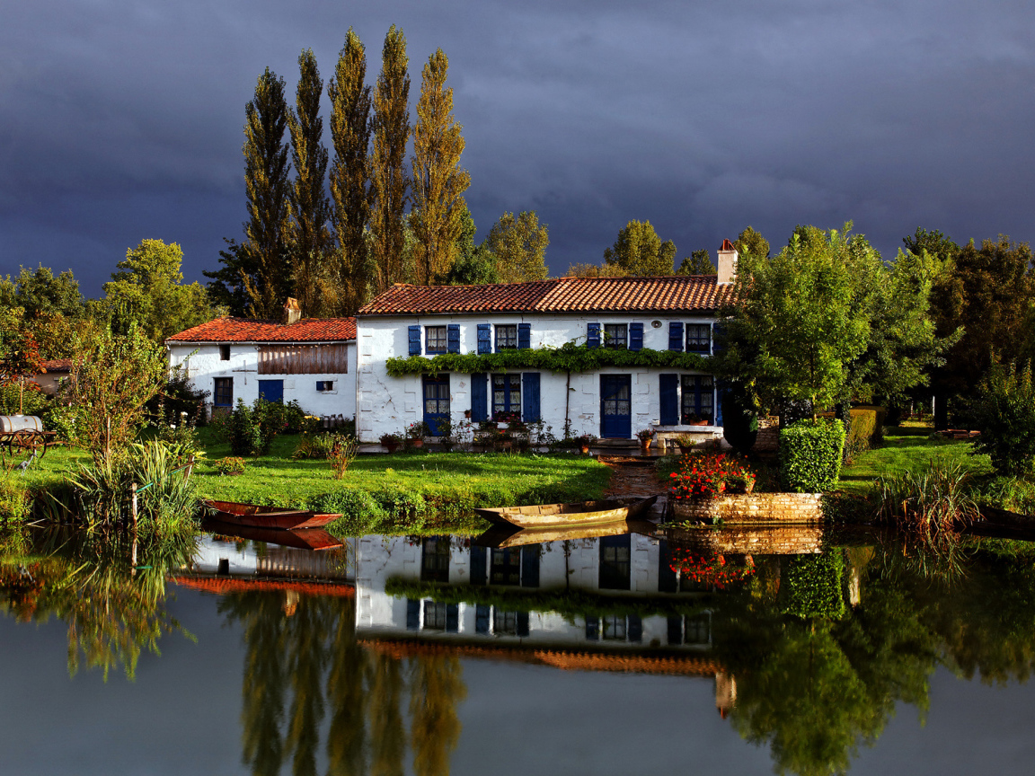 Поместье на берегу реки