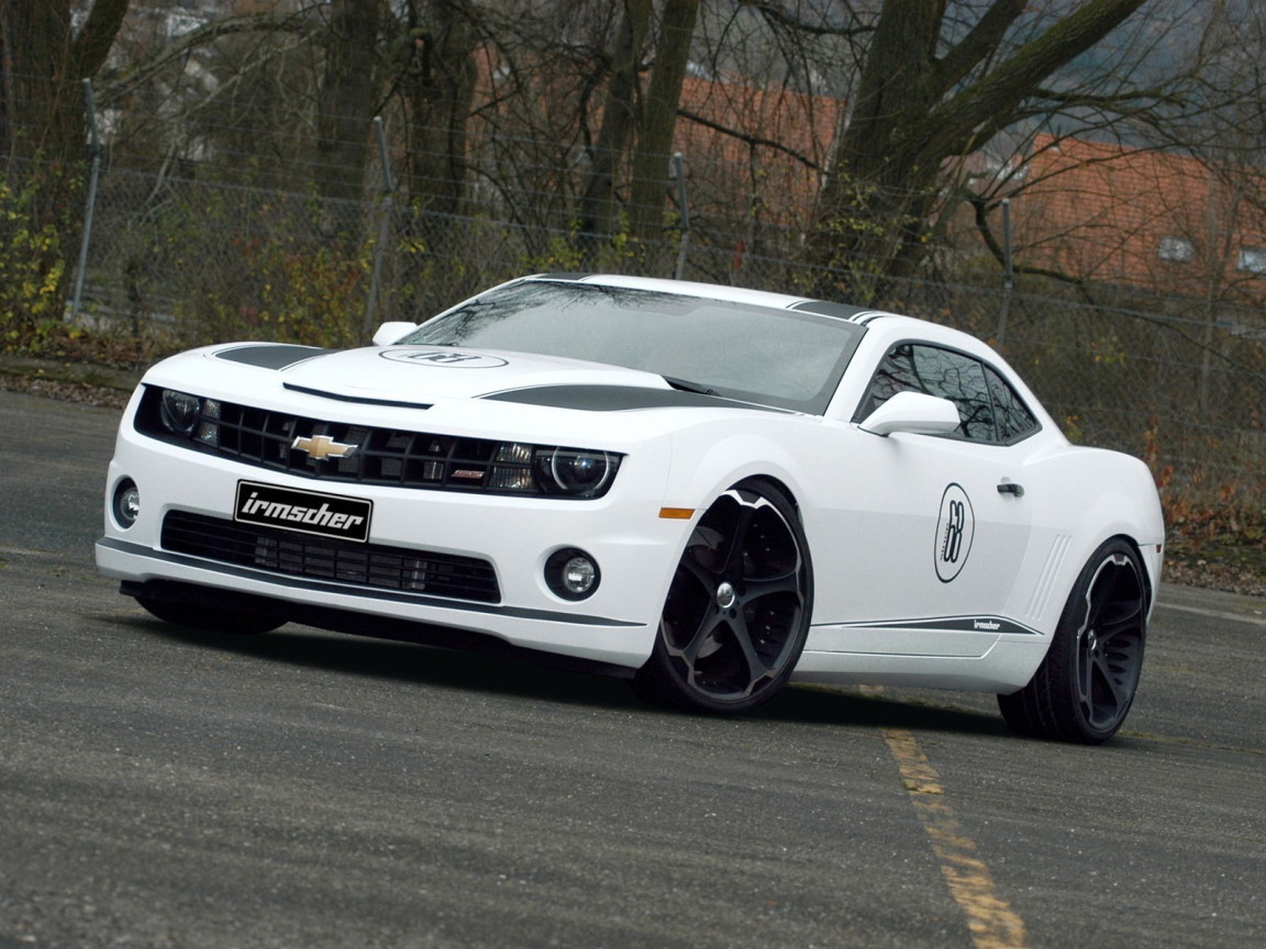 белый Chevrolet-Camaro