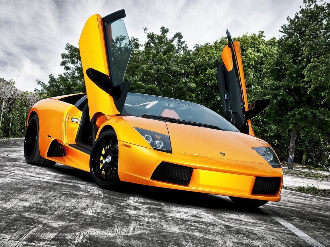 Желтый Lamborghini