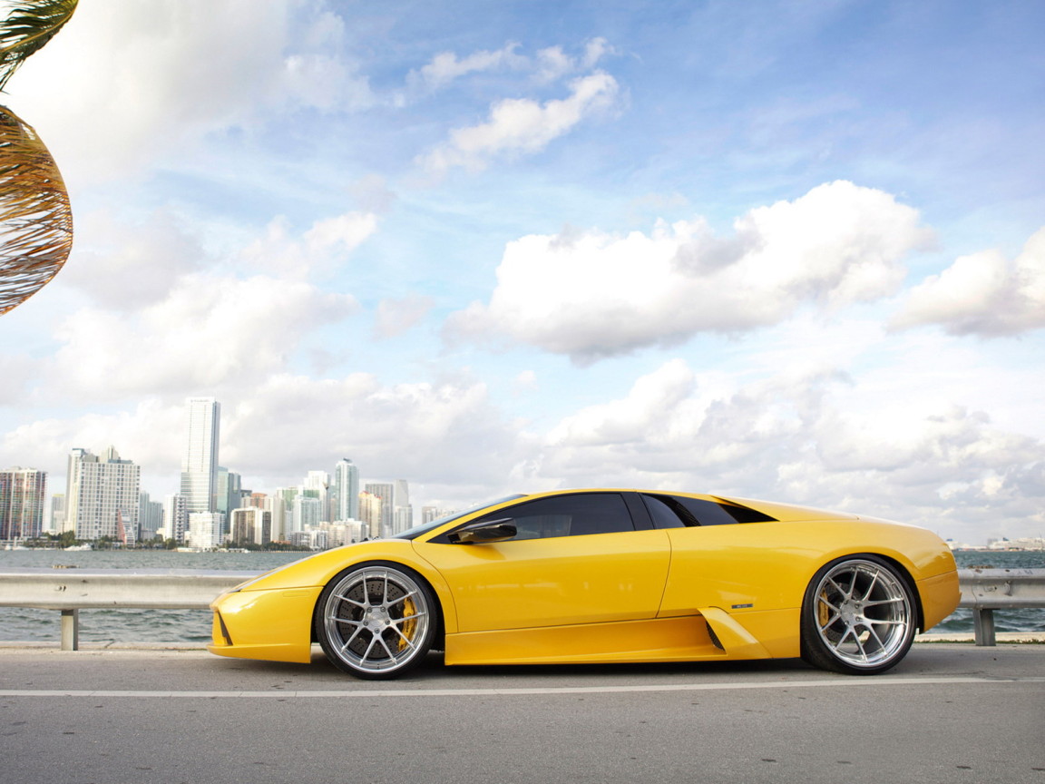 желтый Lamborghini