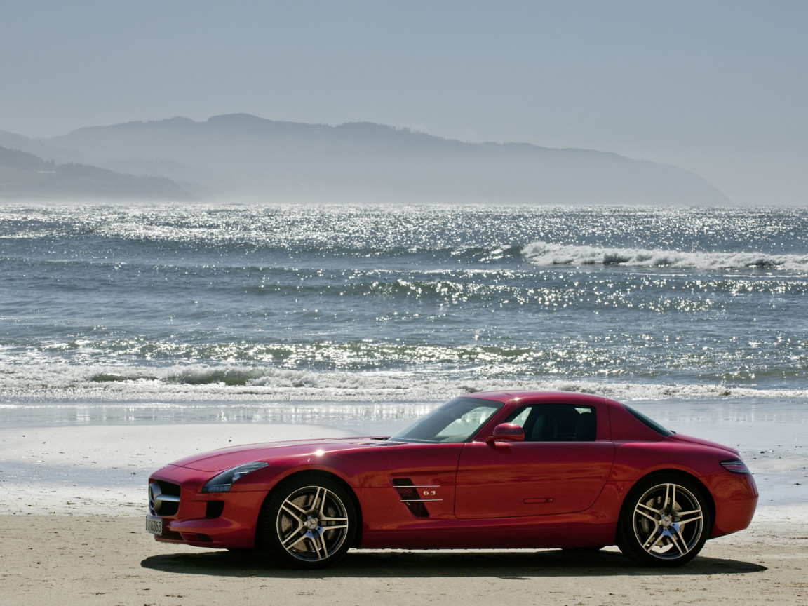 Красный Мерседес на берегу моря