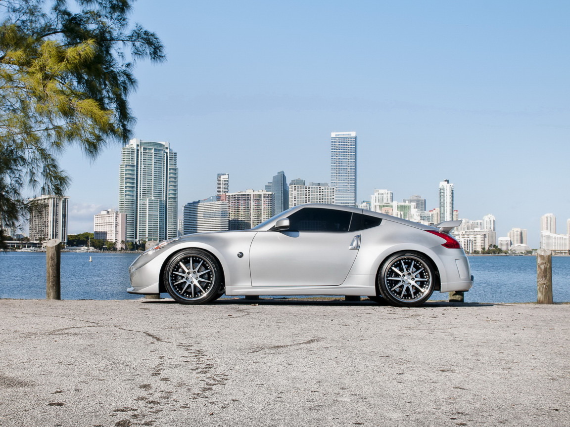 спортивный Nissan 370z