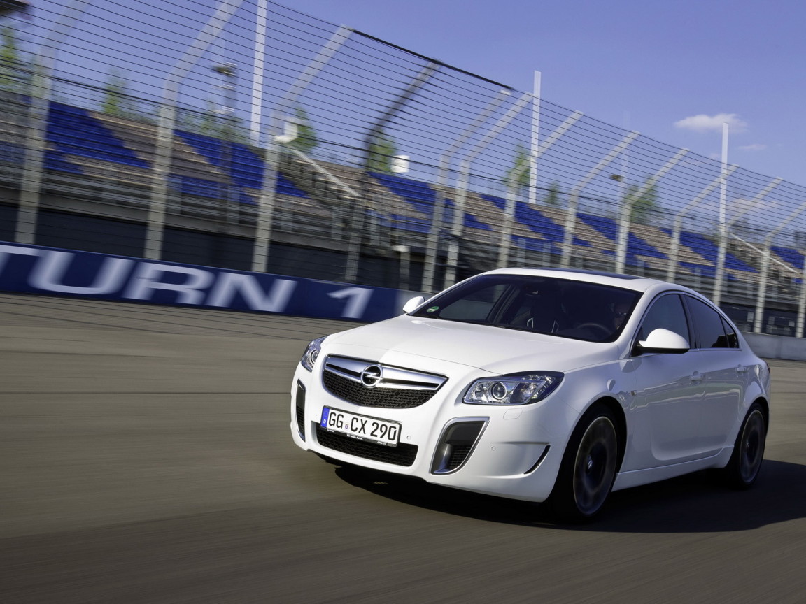 Opel Insignia на треке
