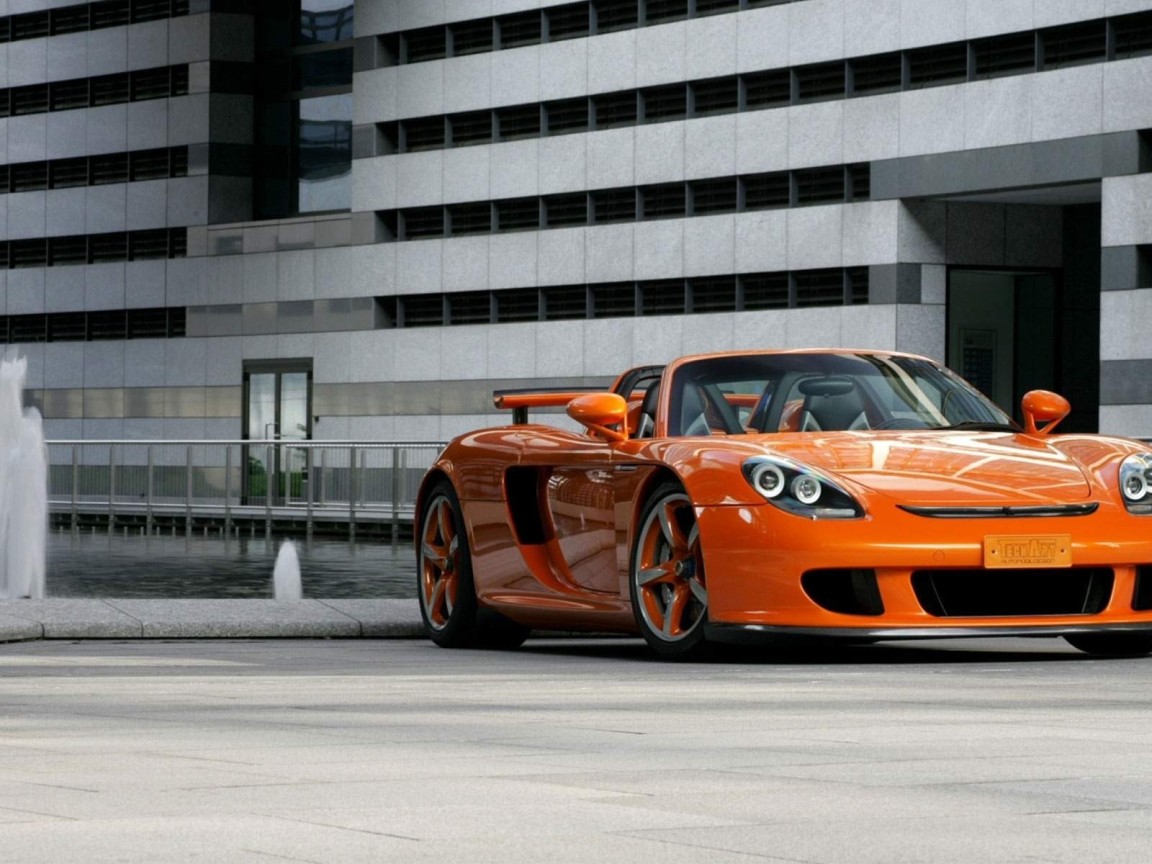 Porsche оранжевого цвета