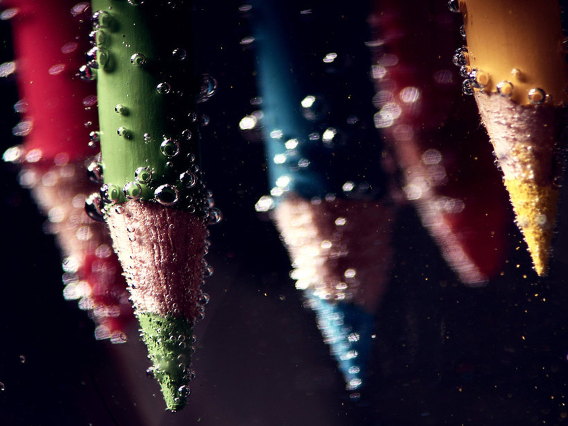 Карандаши под водой