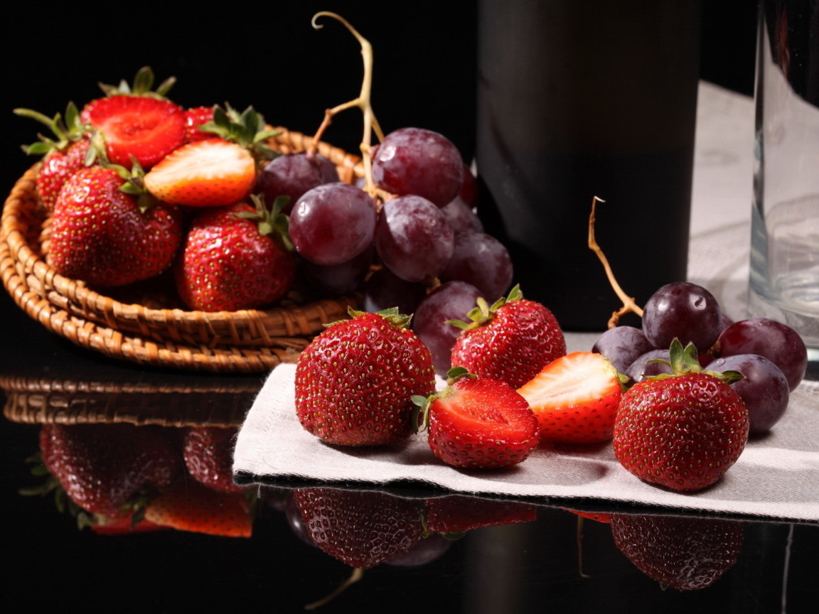Клубника и виноград