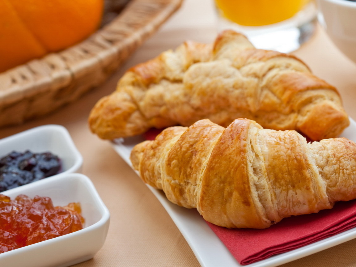 Свежие круассаны и джем