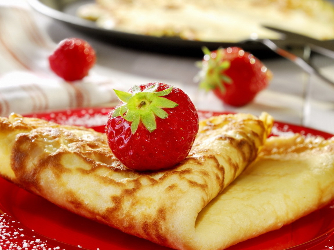 Блинчики и клубника