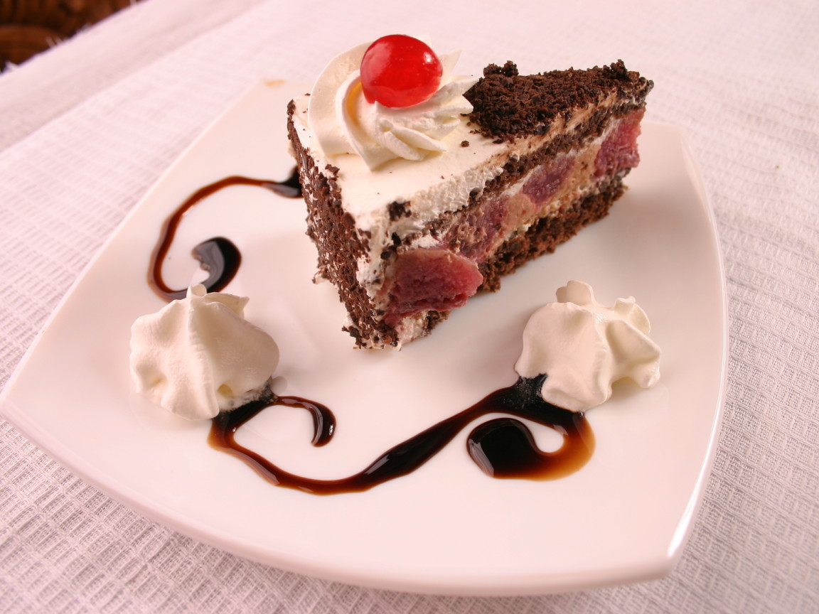 Кусок торта с вишенкой