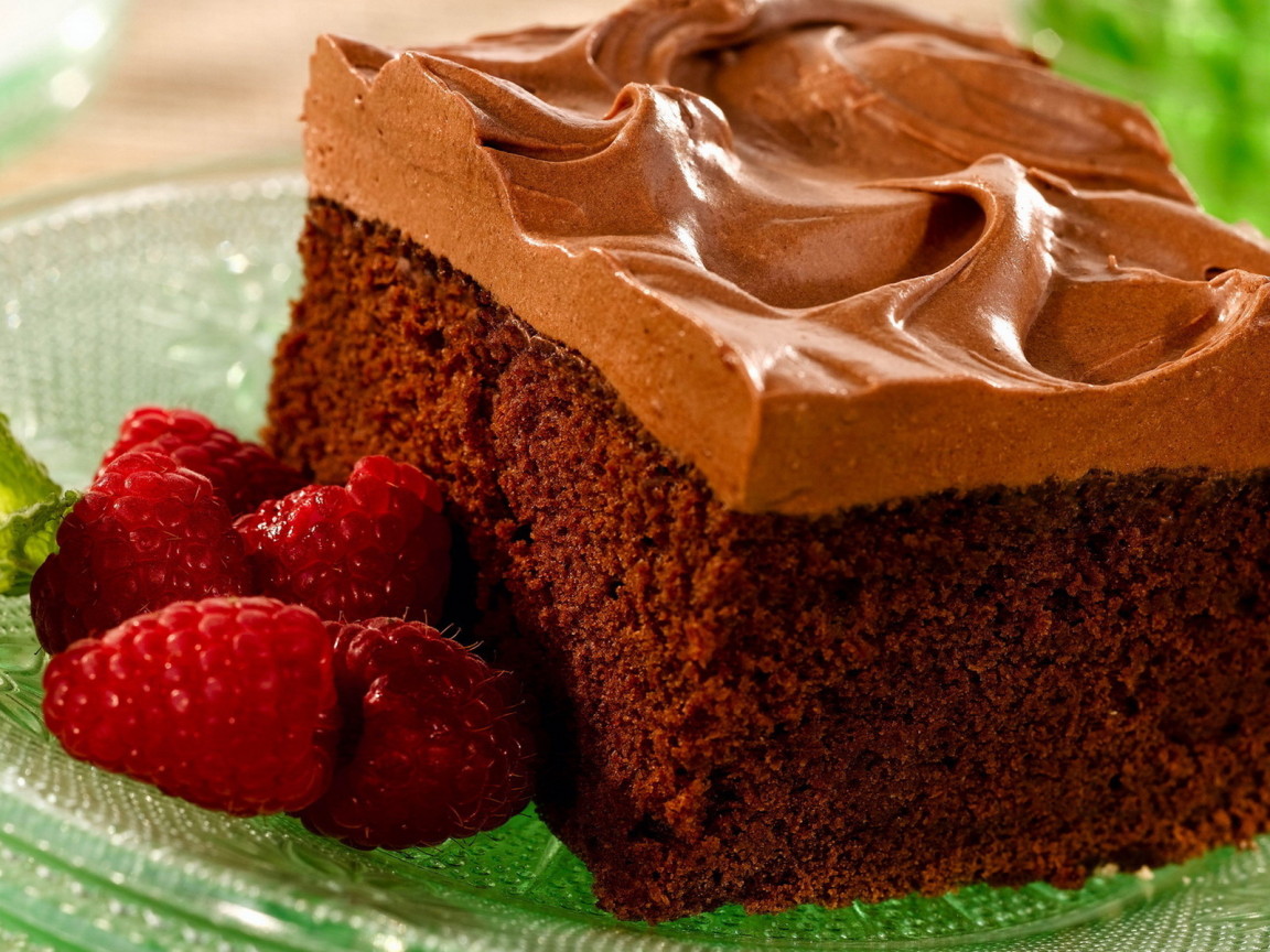 Бисквитный торт с малиной