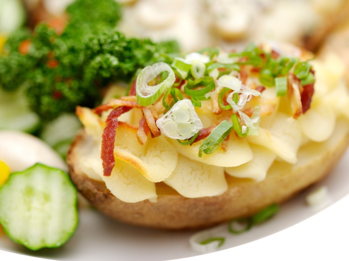 Чипсы с луком и беконом