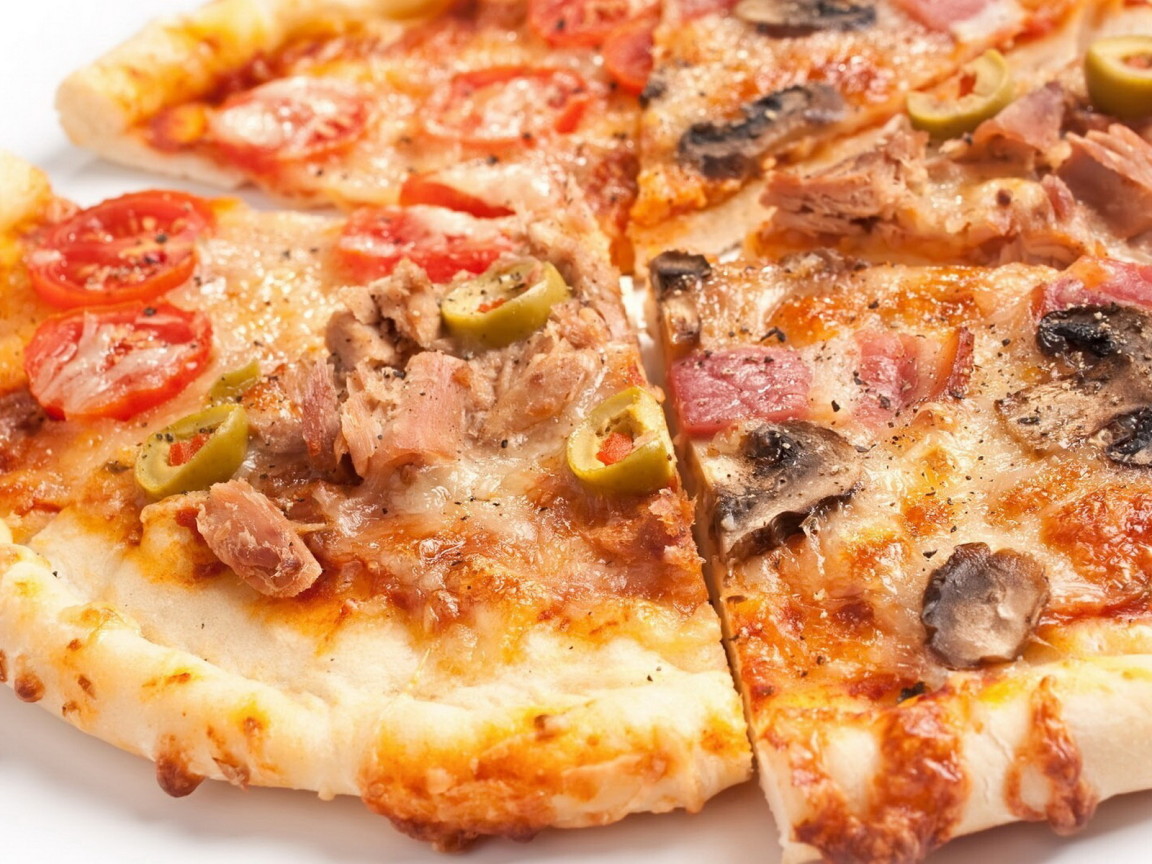 Нарезанная пицца