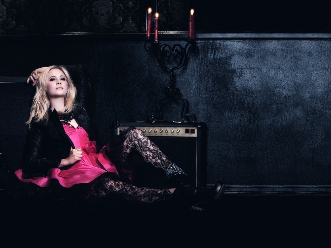 белокурая Candice Accola