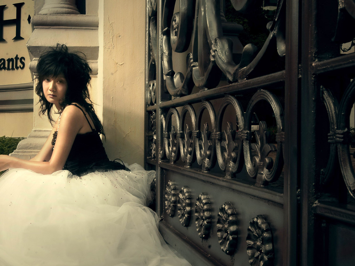 Девушка у ворот