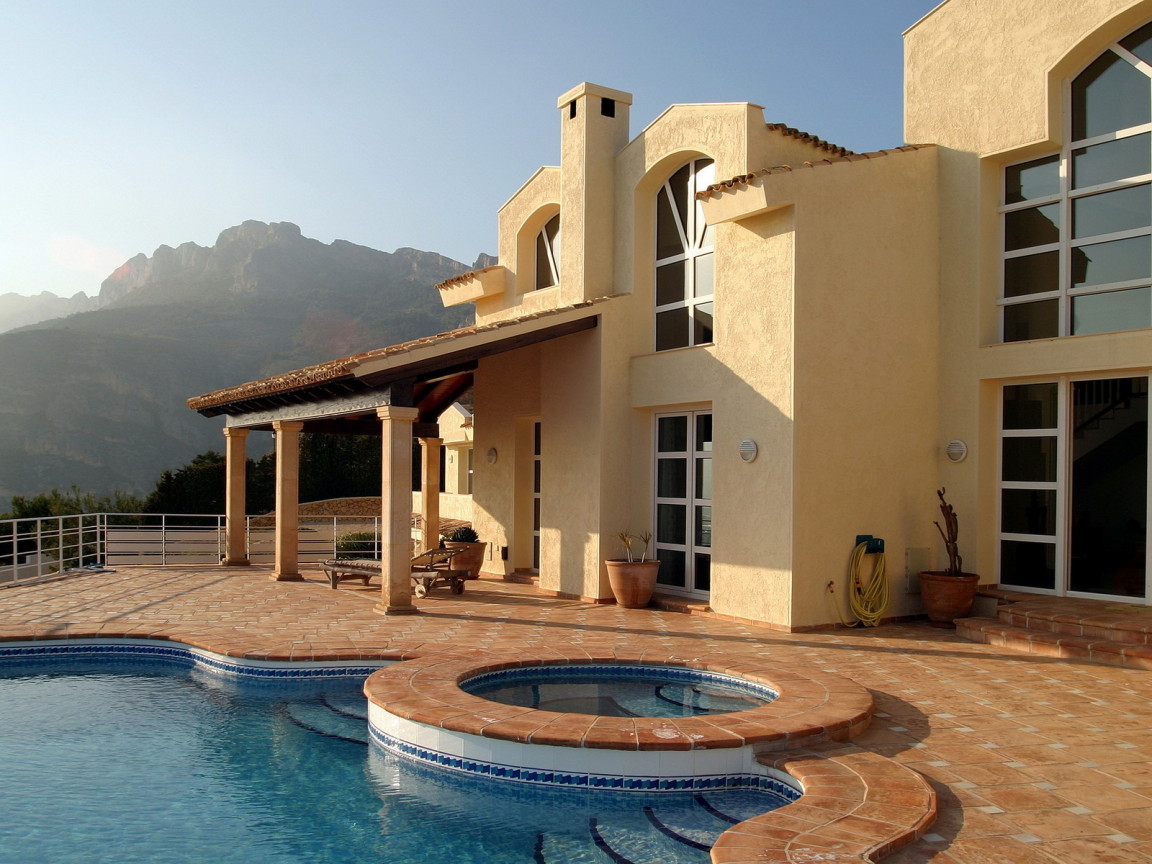 Бассейн около дома