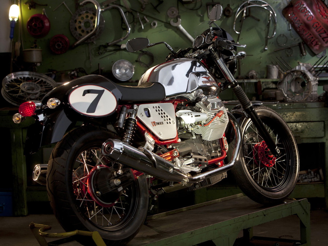 Moto Guzzi v7racer в гараже