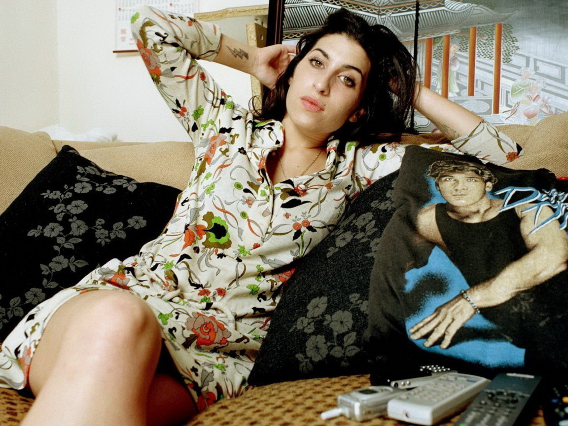 Эми Уайнхаус на диване