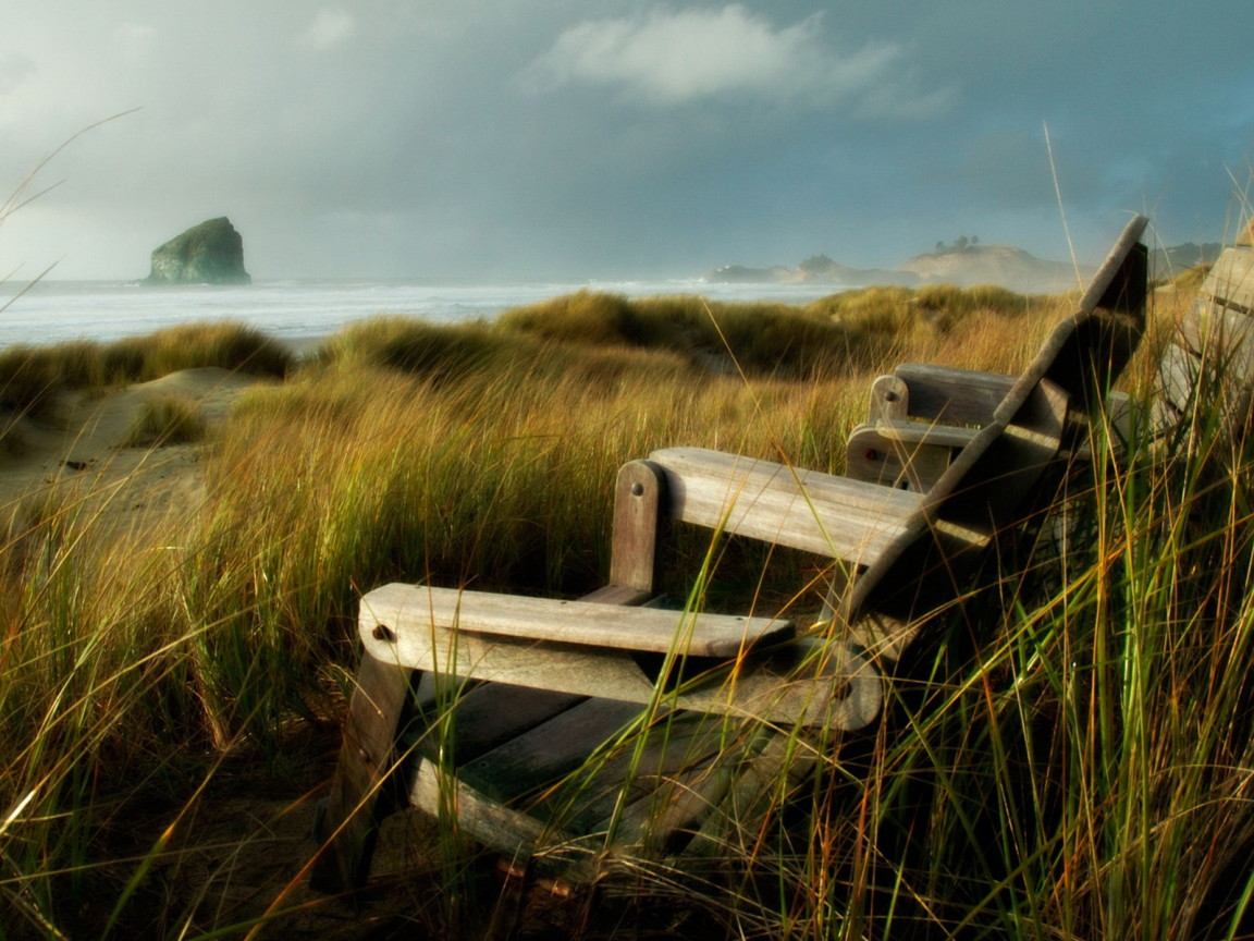 Стулья на берегу