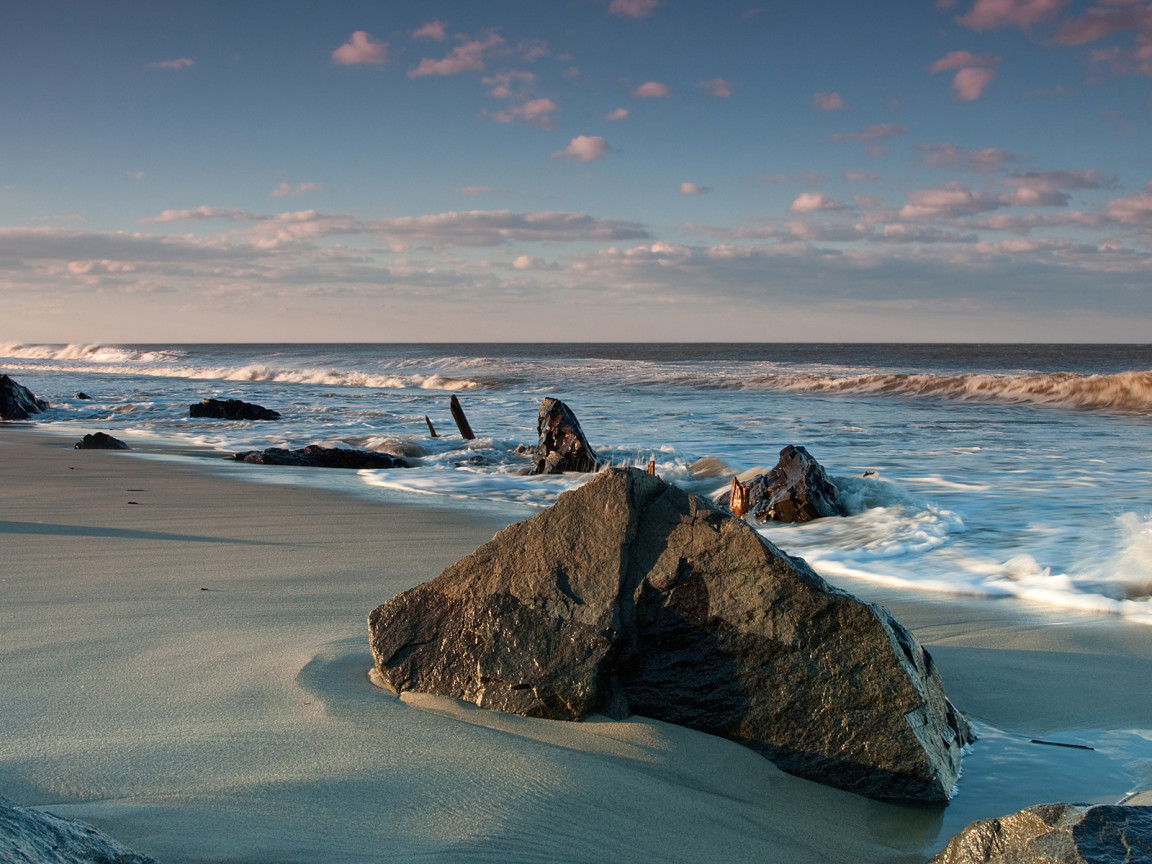 Камни на берегу