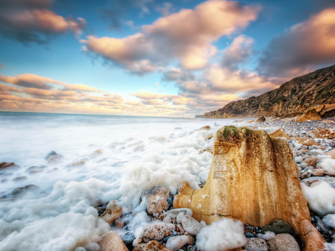 Камни на пляже