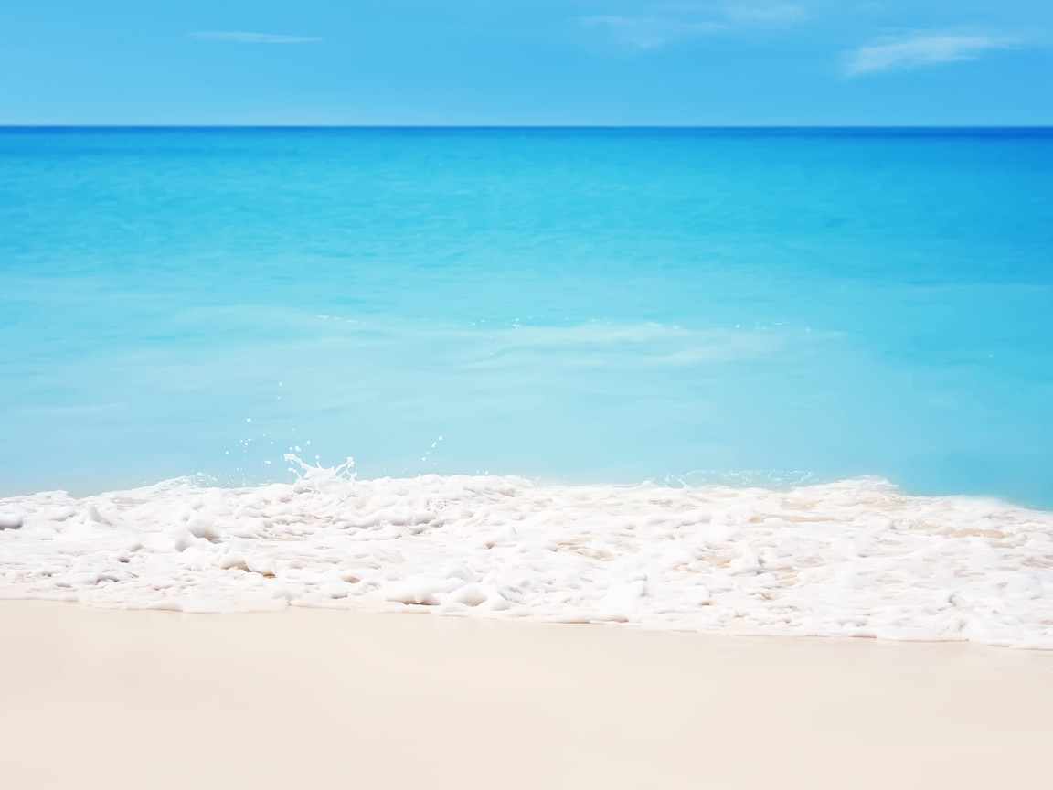Белый песок на берегу