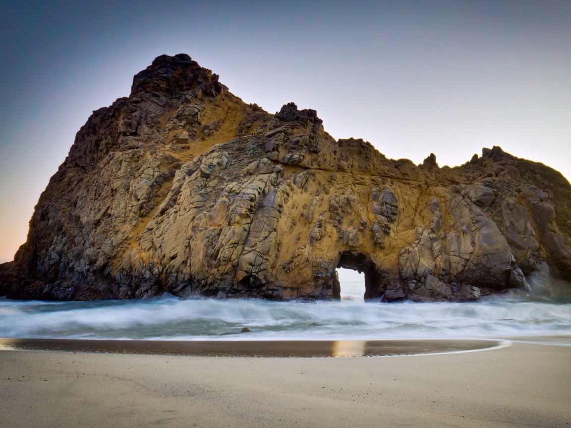 Скалы на берегу