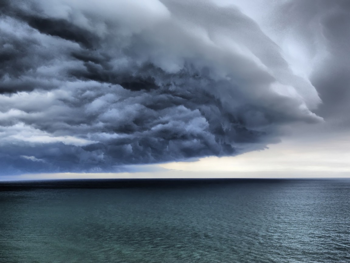 Гроза над морем