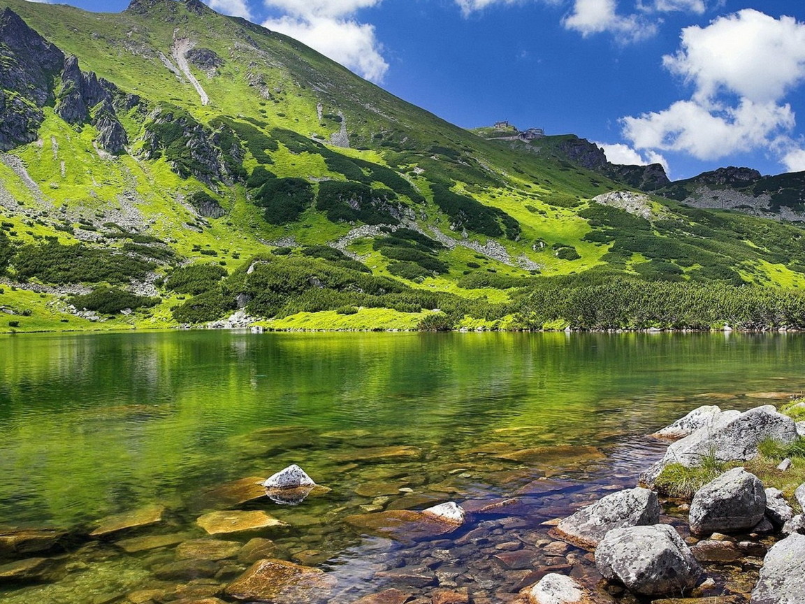 Озеро у подножия