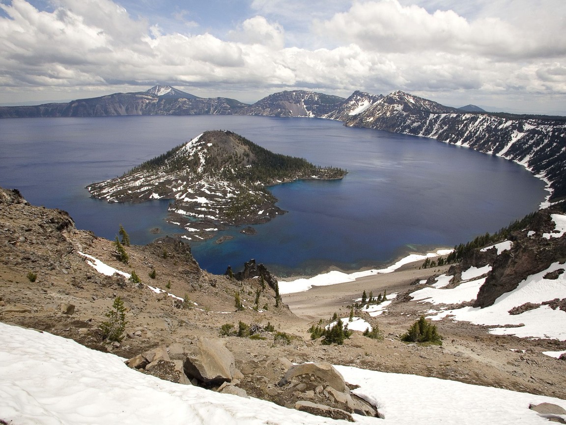 Озеро среди гор