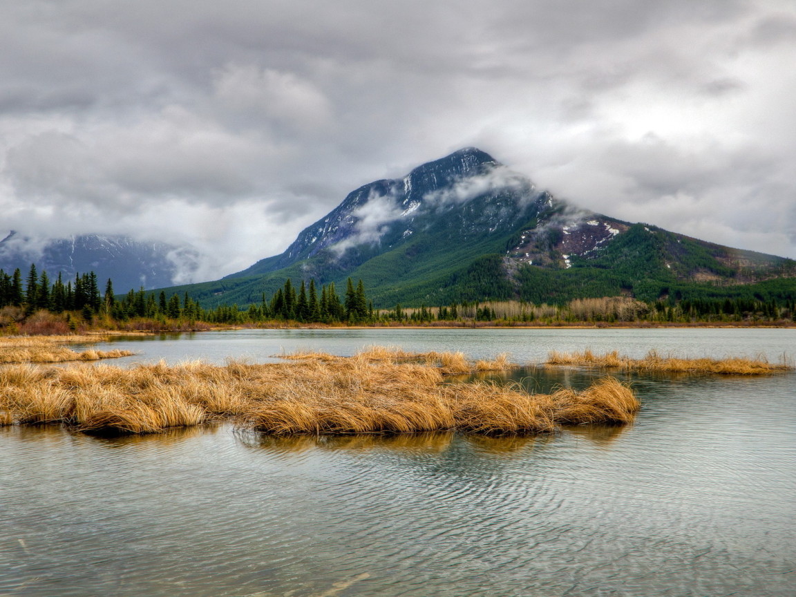 Горные вершины в облаках