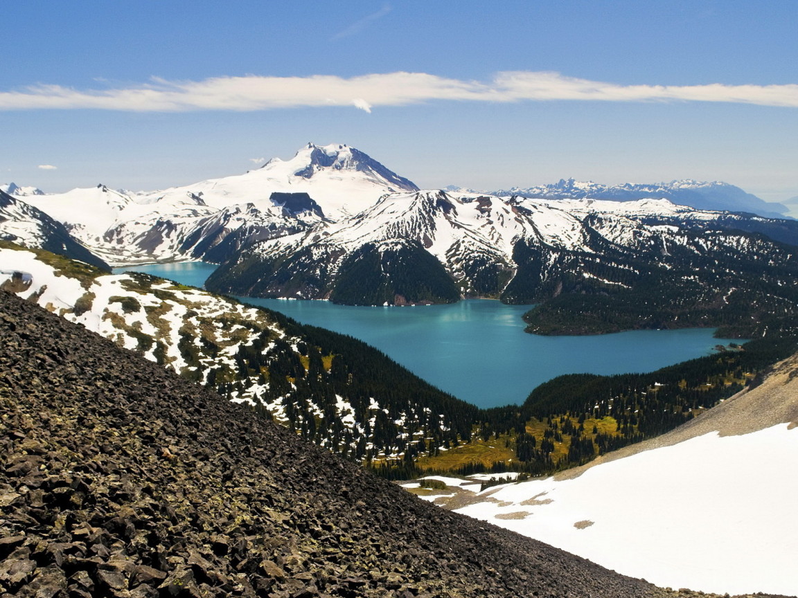 Горы и озеро