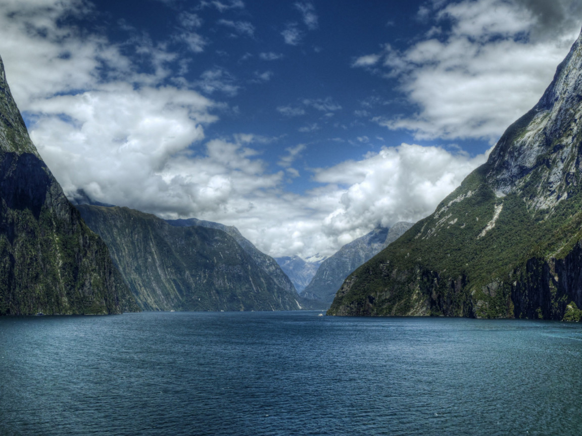 Горы и река