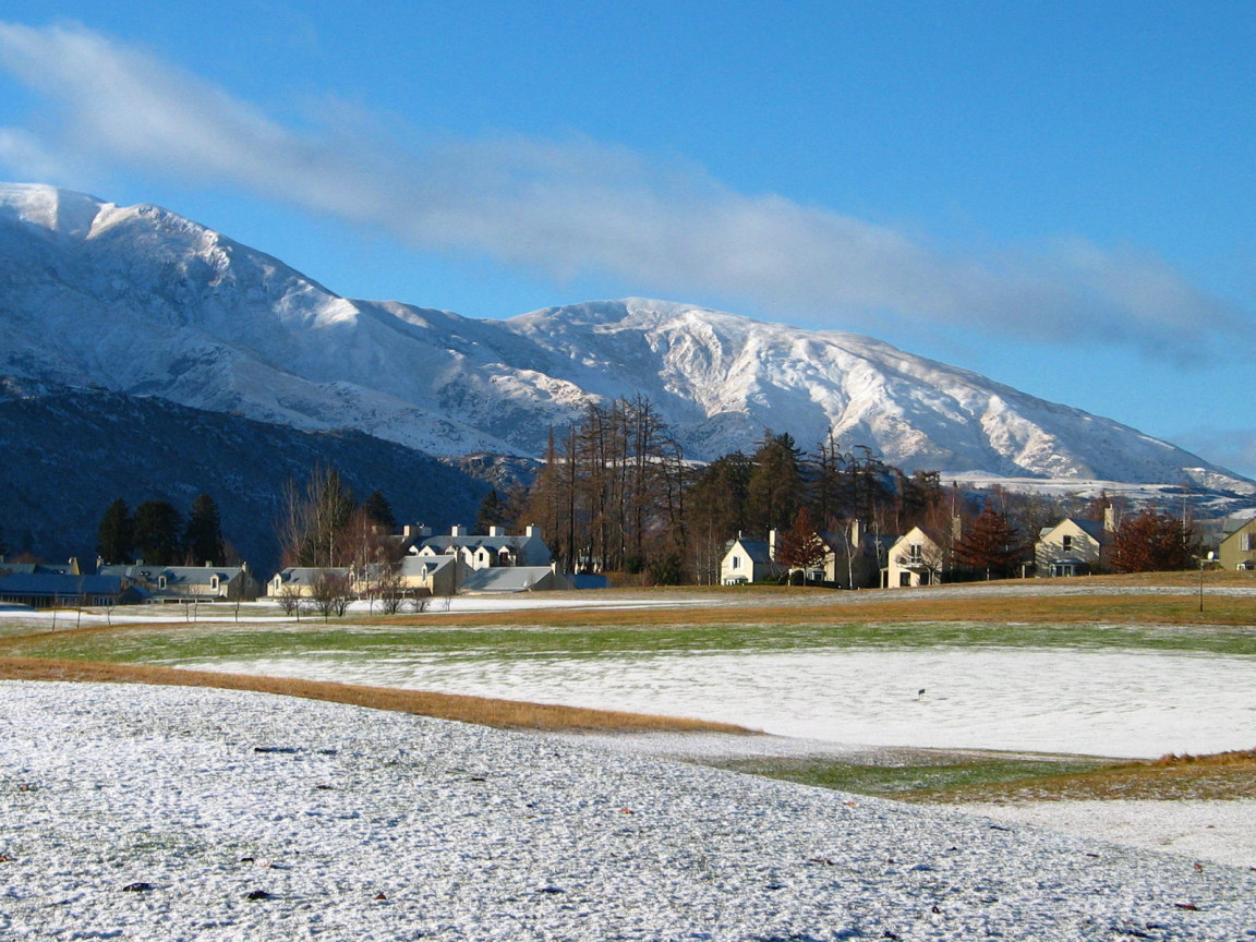 Горы у деревни