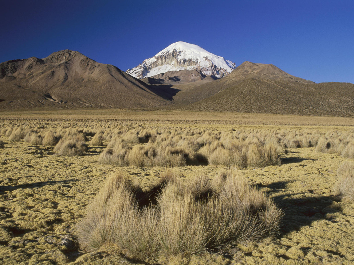 Снежная вершина в пустыне