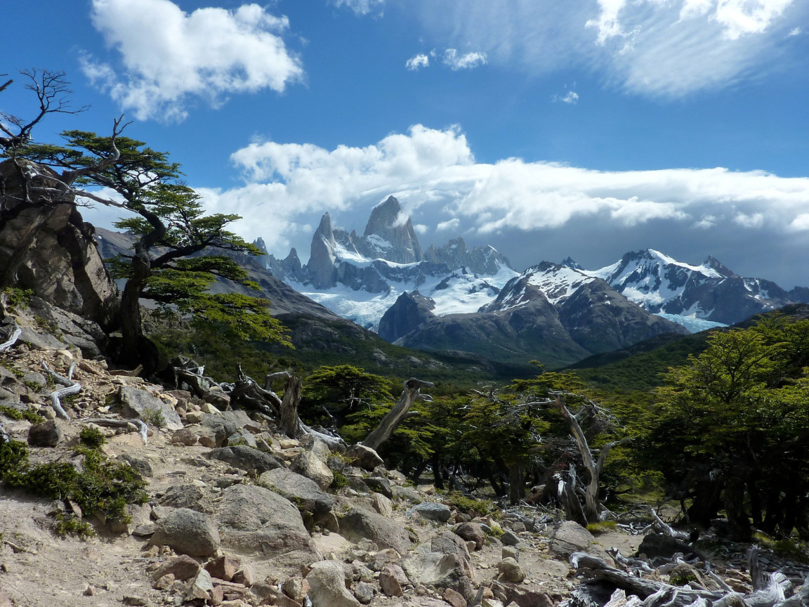 Снежные вершины под облаками