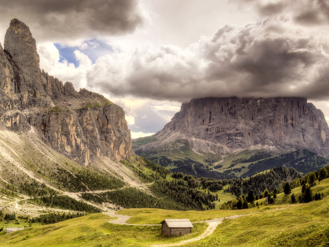 Долина среди скал