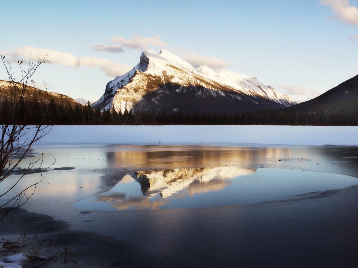 Горы и озеро