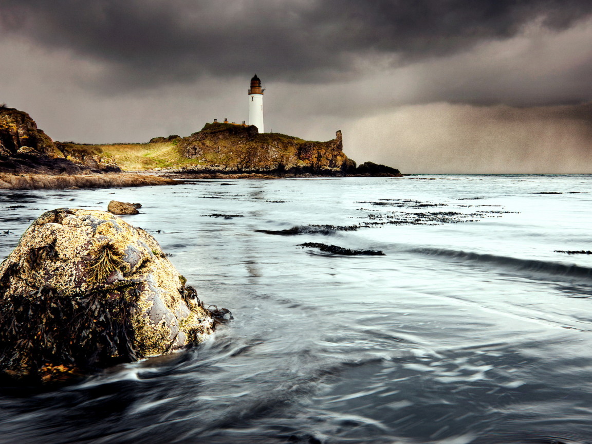 Маяк на берегу