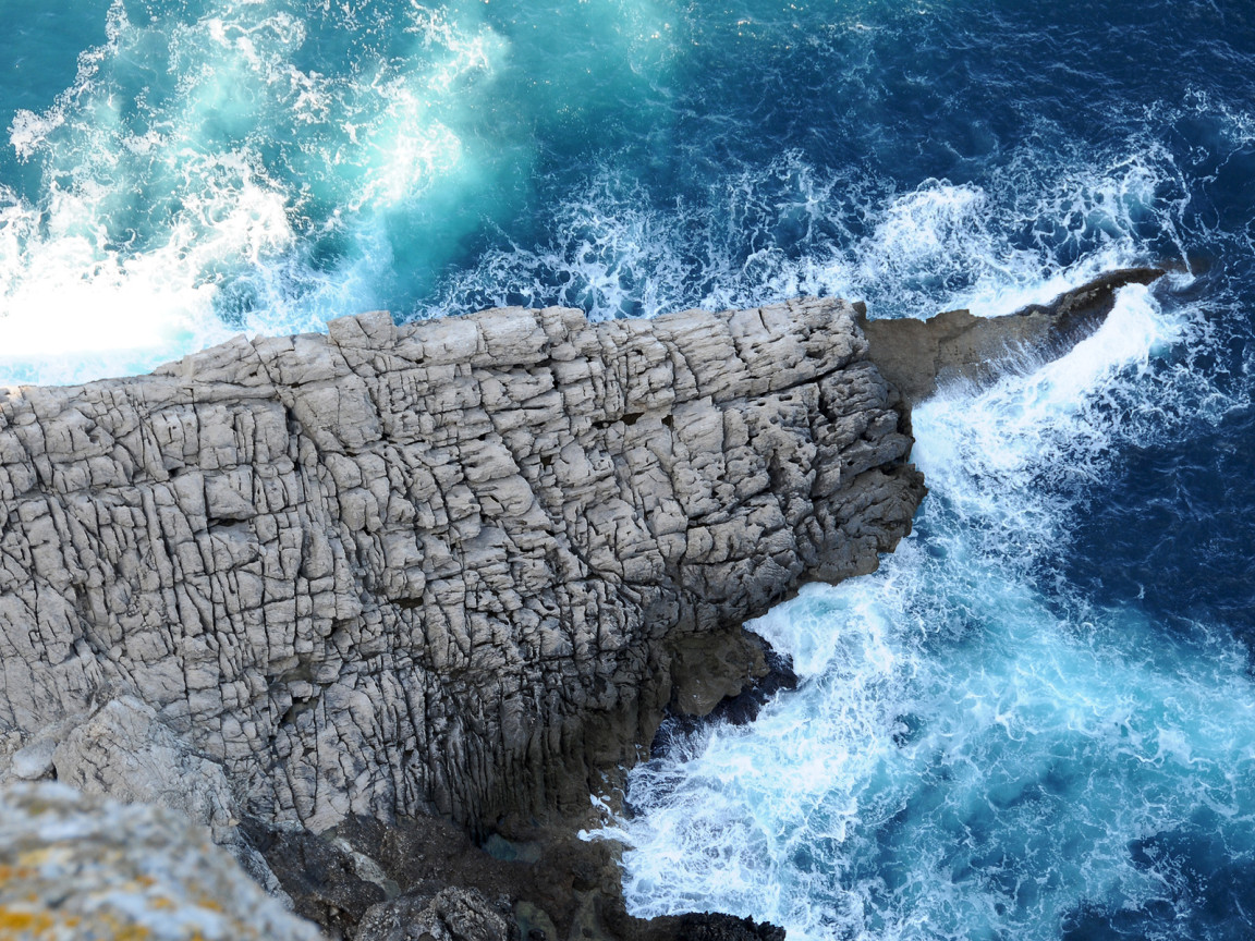 Скалы и волны