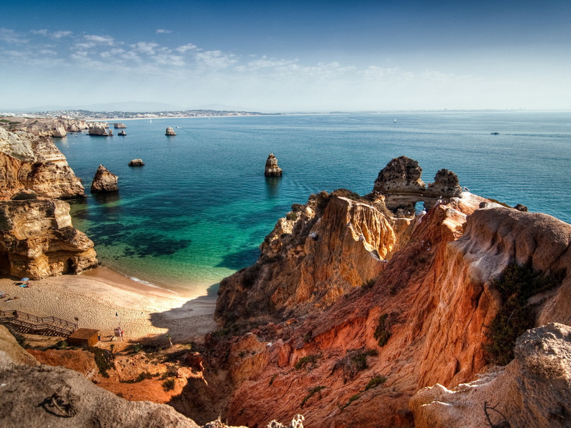 Скалы на побережье