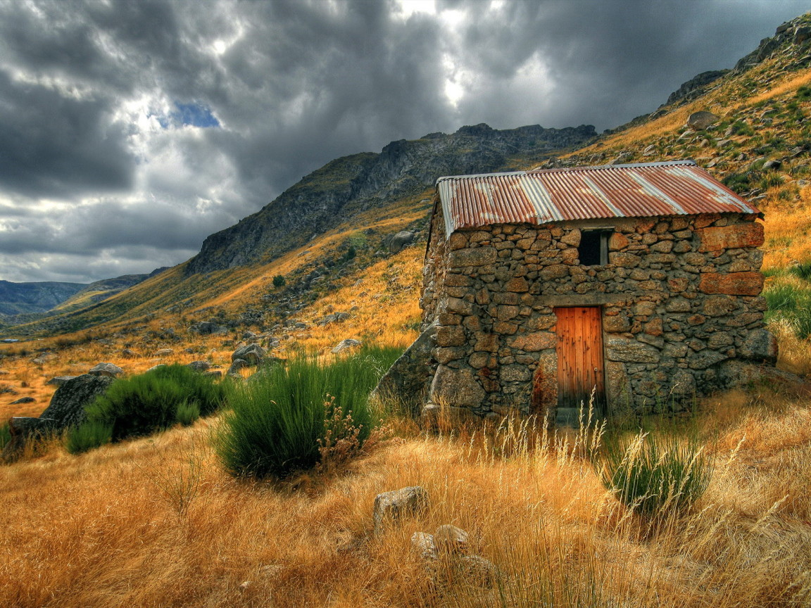 Каменный сарай на склоне