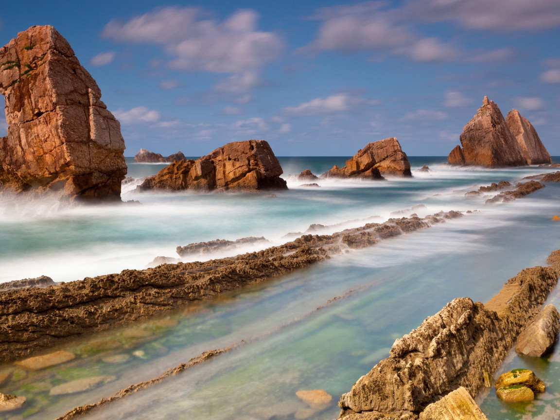 Камни около берега