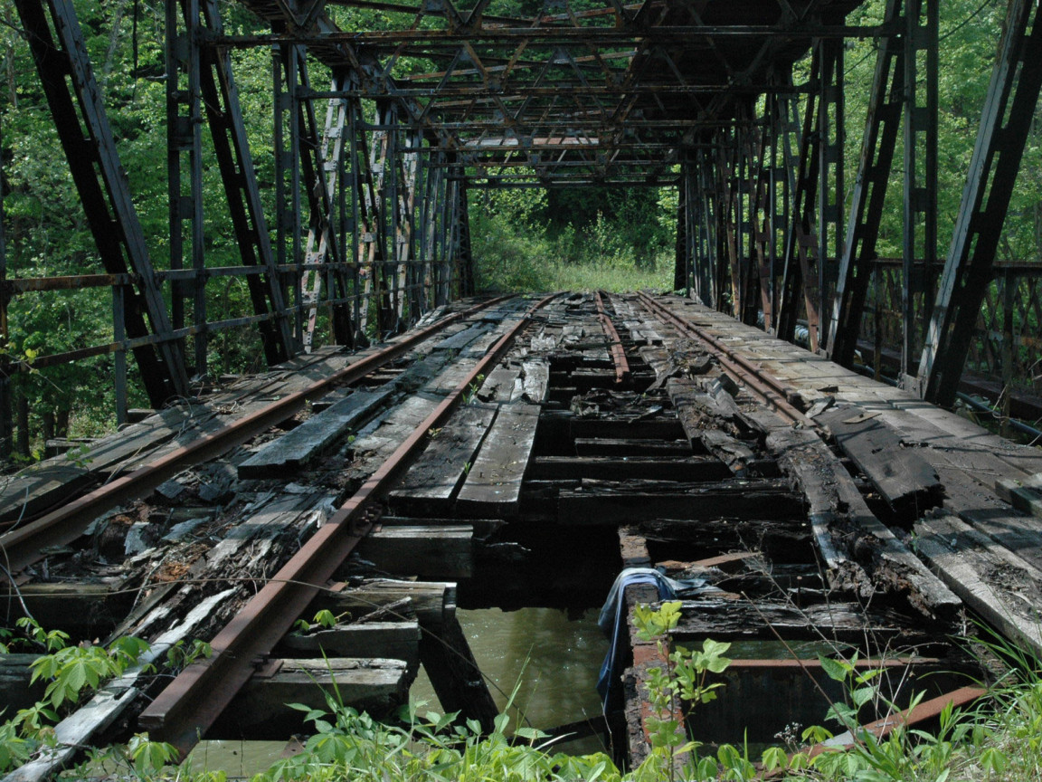 Разрушенная железная дорога
