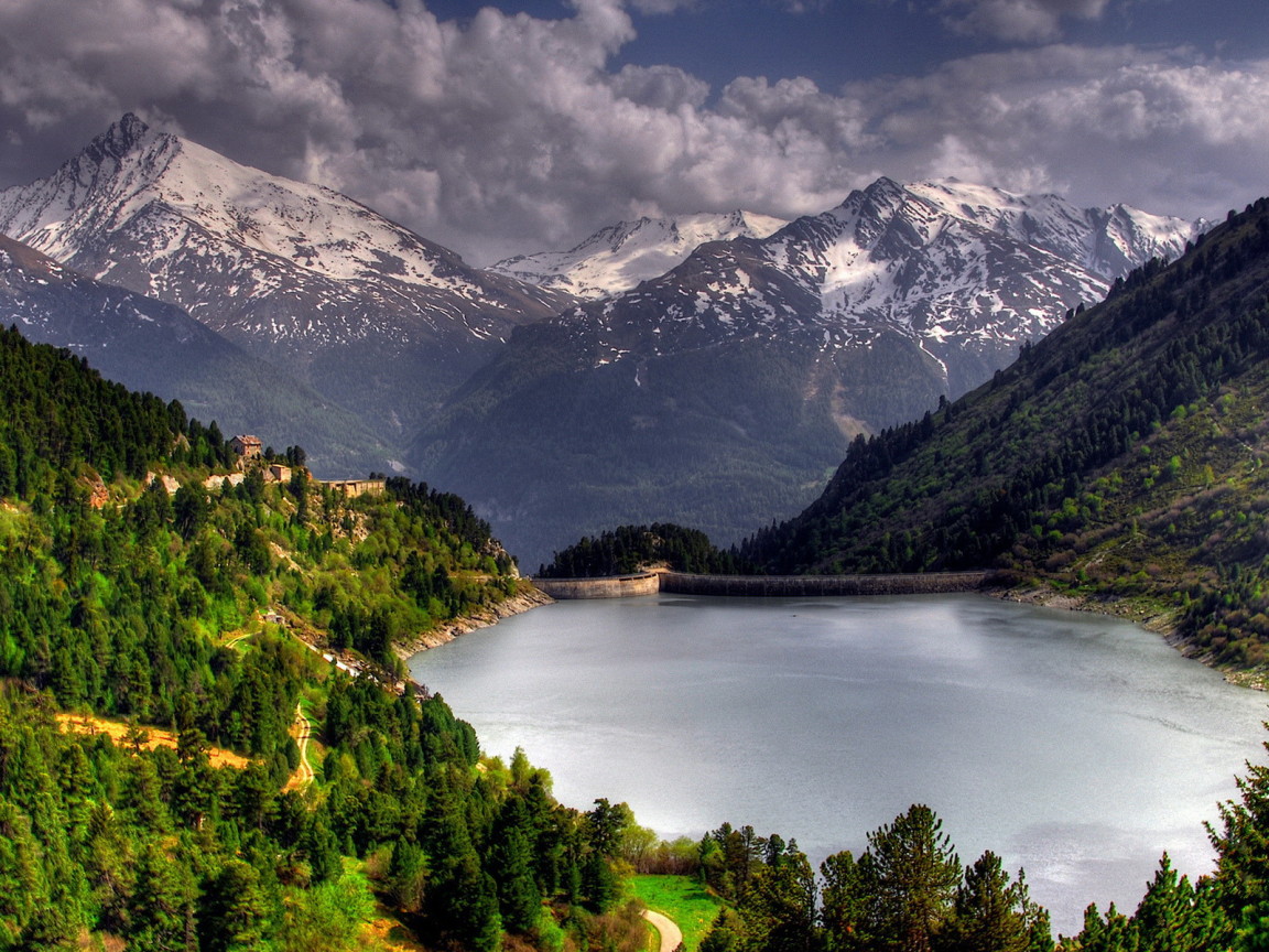 Плотина на горном озере